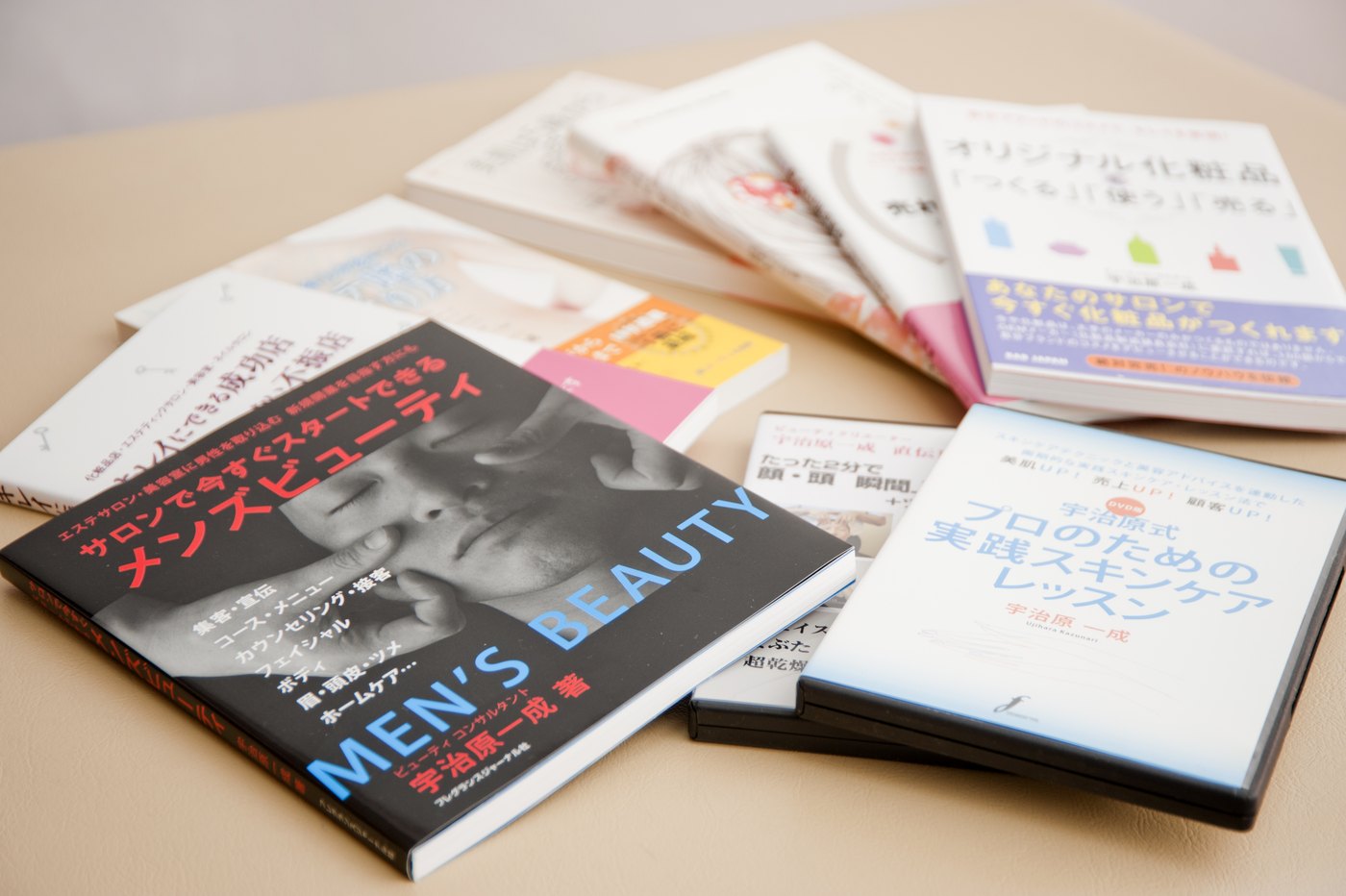 宇治原一成の著書。『サロンで今すぐスタートできる メンズビューティ』『宇治原式 プロのための実践スキンケアレッスン』ほか