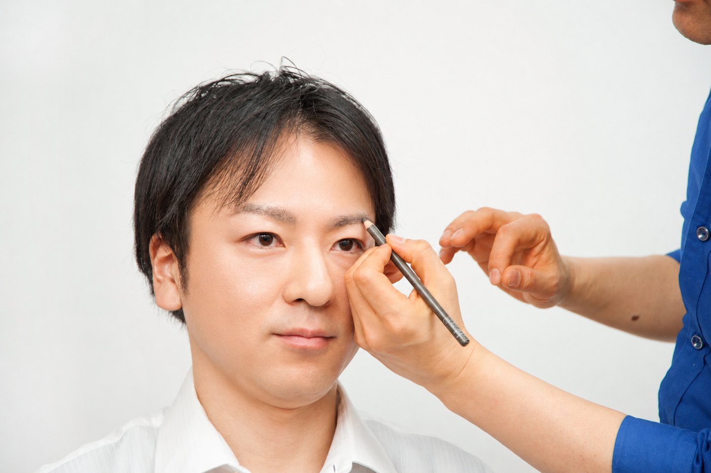 眉の形を整えているところ