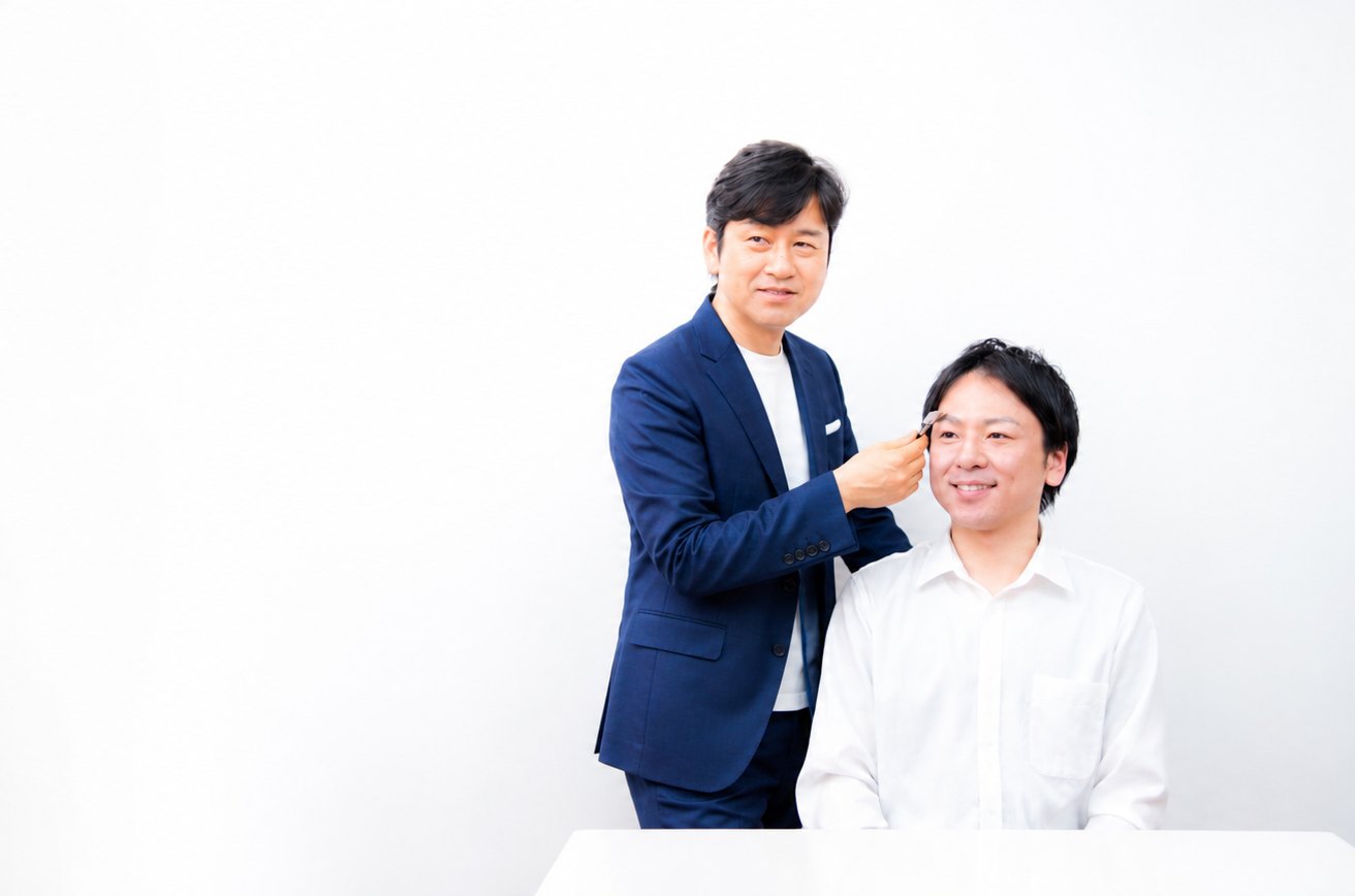 眉を整えているところ